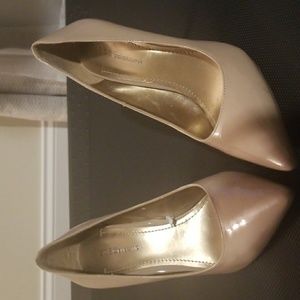Nude pumps